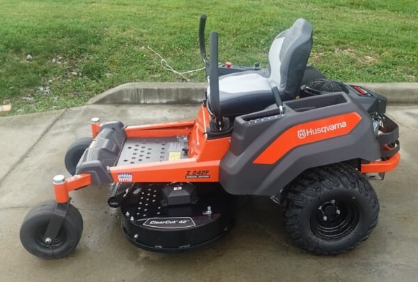 Husqvarna Z242F Special Edition 42″ Zero Turn Mower 21.5HP KAW (Scratch and Dent)